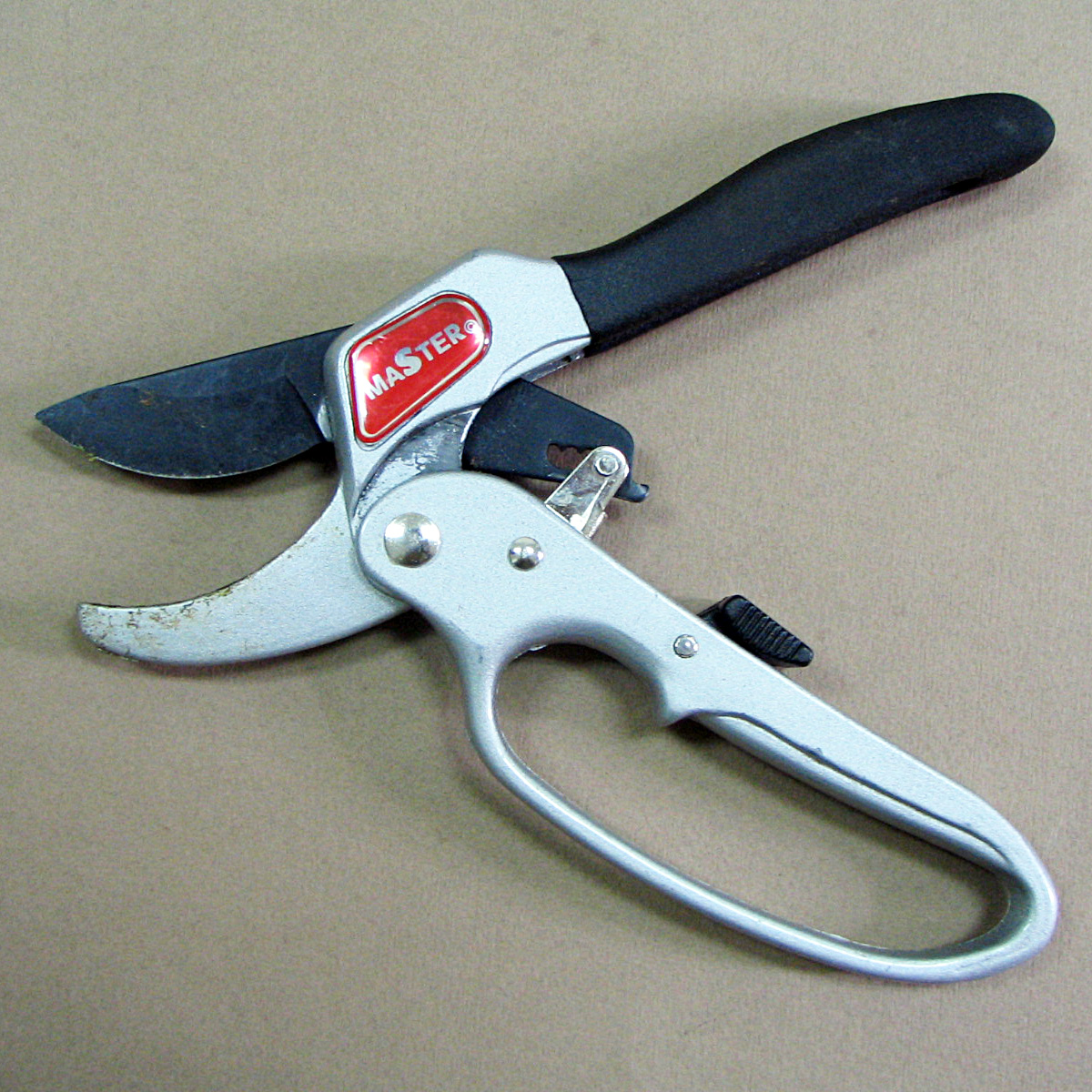 Anvil and bypass pruners use different cutting actions.